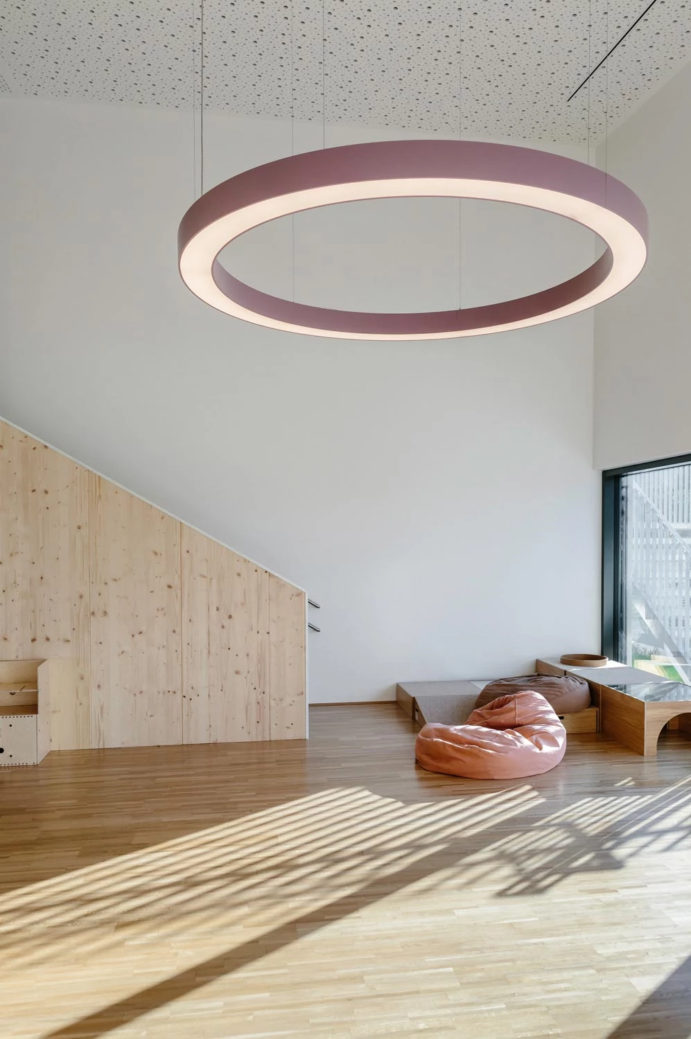 [{"culture":"en-US","text":"Large purple ring luminaire as a central lighting element in the kindergarten"},{"culture":"cs","text":""},{"culture":"fr-FR","text":"Grand luminaire annulaire violet comme élément d'éclairage central dans la maternelle"},{"culture":"de-DE","text":"Große lila Ringleuchte als zentrales Lichtelement im Kindergarten"},{"culture":"it-IT","text":"Grande apparecchio ad anello viola come elemento centrale di illuminazione nell'asilo"},{"culture":"pt","text":"Grande luminária roxa em forma de anel como elemento de iluminação central no jardim de infância"},{"culture":"es-ES","text":"Luminaria grande de anillo morado como elemento de iluminación central en la guardería"}]